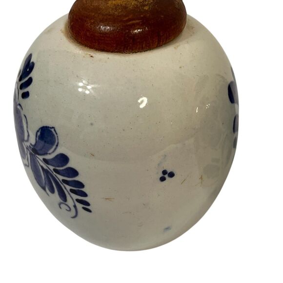 Vintage Delft Blue Salt & Pepper Shakers Holland Netherlands Flower Wood Top 2.5 - Picture 4 of 10